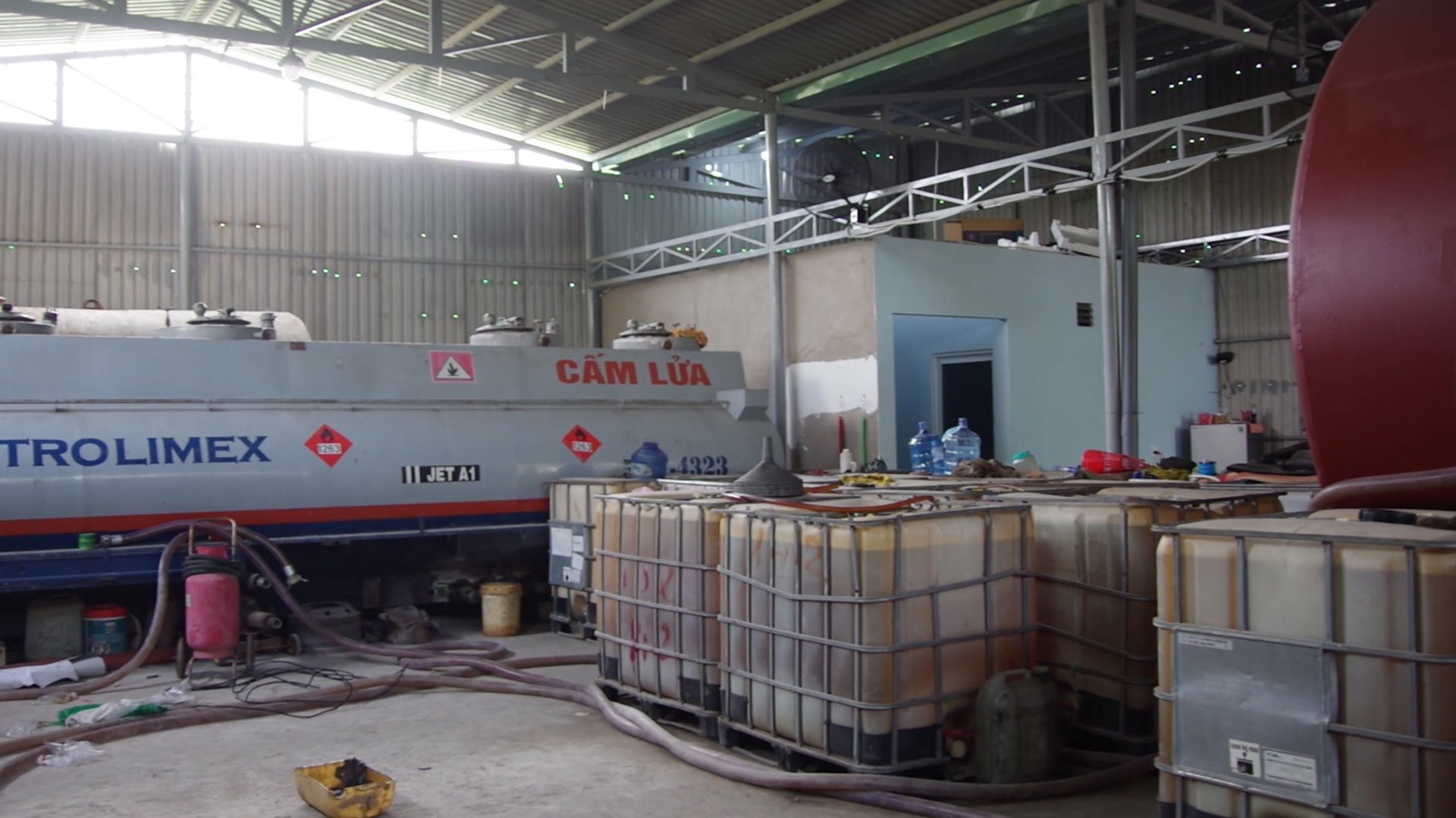 How are thousands of liters of fake gasoline produced in Vung Tau?  Photo 1.