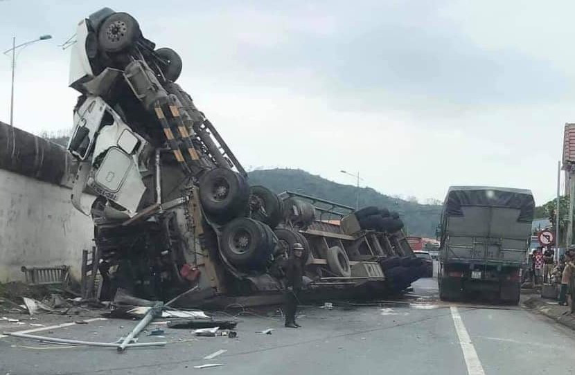 Avoid potholes, container trucks running from the bridge to the road - Photo 1.