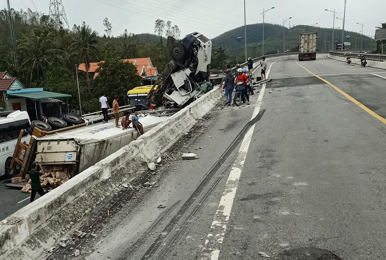 Avoid potholes, container trucks running from the bridge to the road - Photo 5.