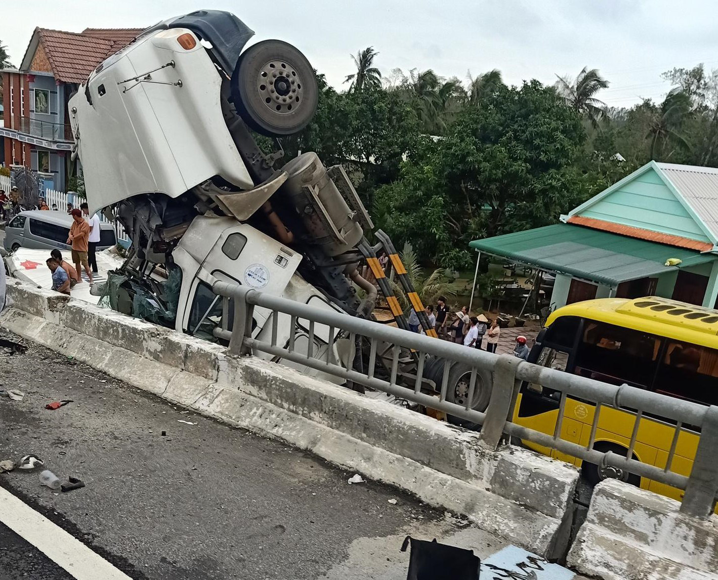 Avoid potholes, container trucks running from the bridge to the road - Photo 4.