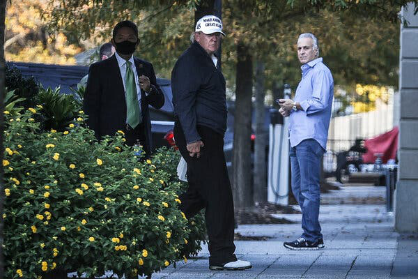 President Trump surprisingly calmed down and then shook his shoulders towards the White House - Photo 1.