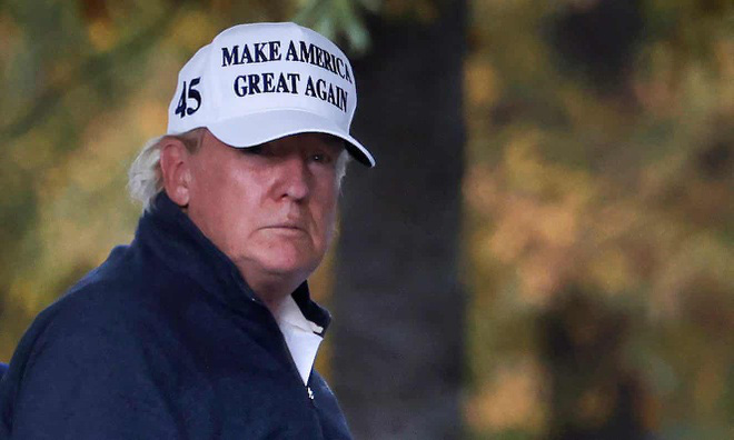 President Trump surprisingly calmed down and then shook his shoulders towards the White House - Photo 2.