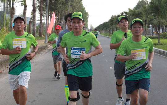 Bí thư Tỉnh ủy Hậu Giang chạy bộ cùng hơn 7.000 vận động viên - Ảnh 5.