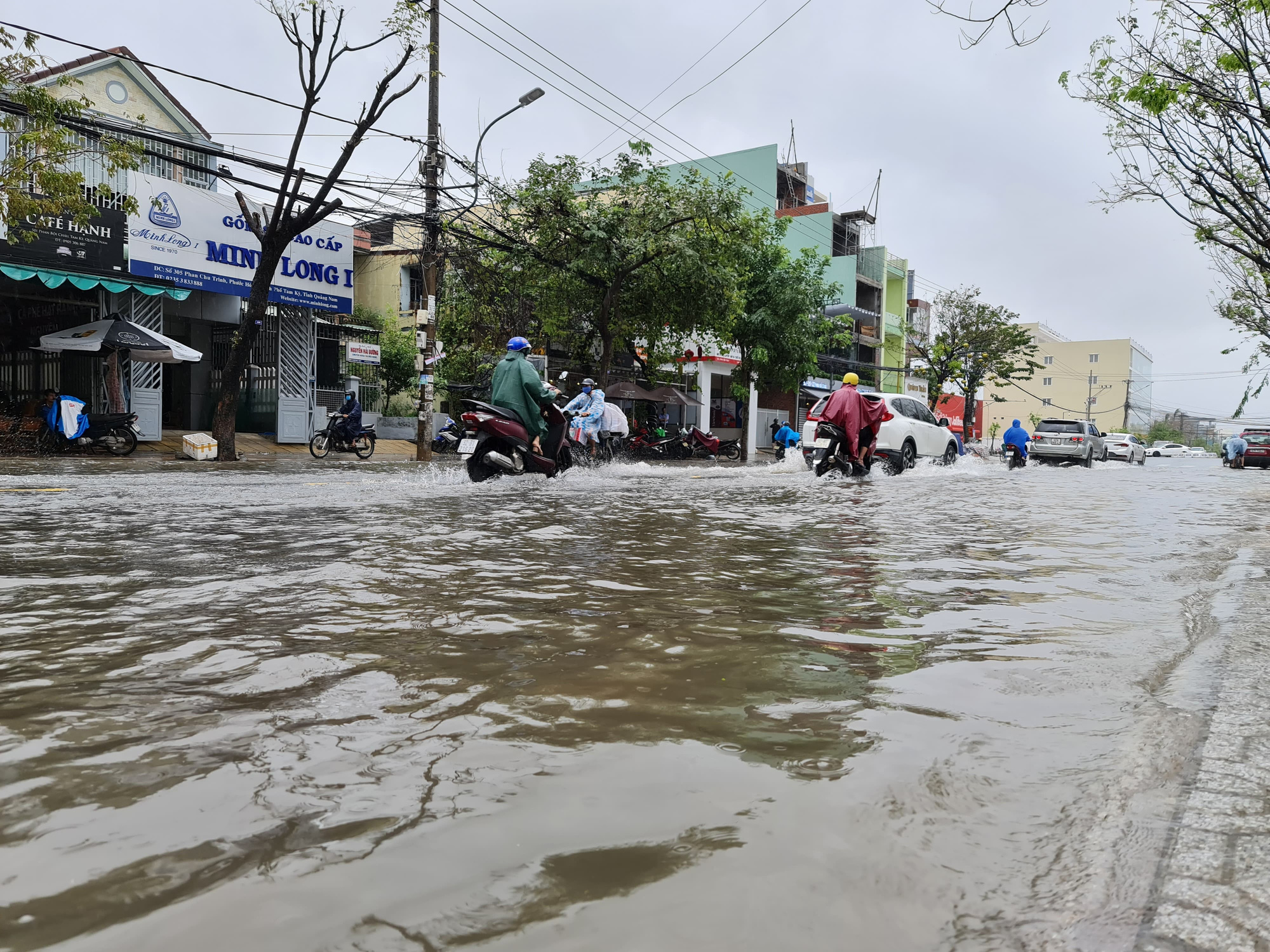 Mưa lớn, thủy điện xả lũ, nhiều nơi ở Quảng Nam ngập lụt - Báo ...