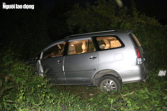 Hoa Binh Traffic Police patrol vehicle was thrown on the side of the road - Photo 2.