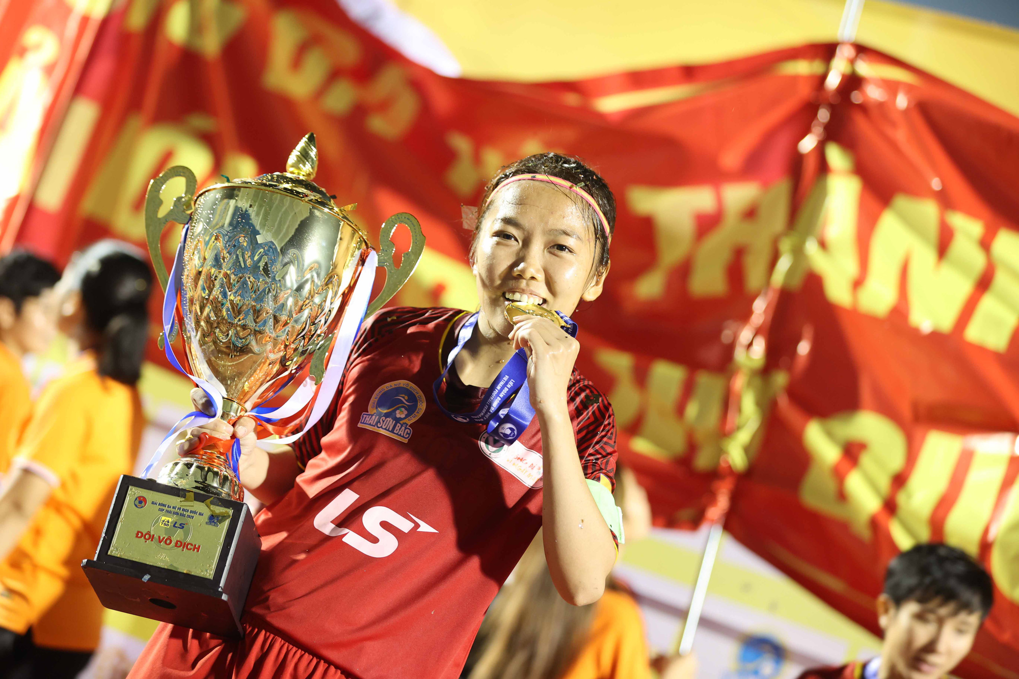 Khoảnh khắc đăng quang ngôi vô địch của đội nữ TP HCM 1 - Ảnh 7.