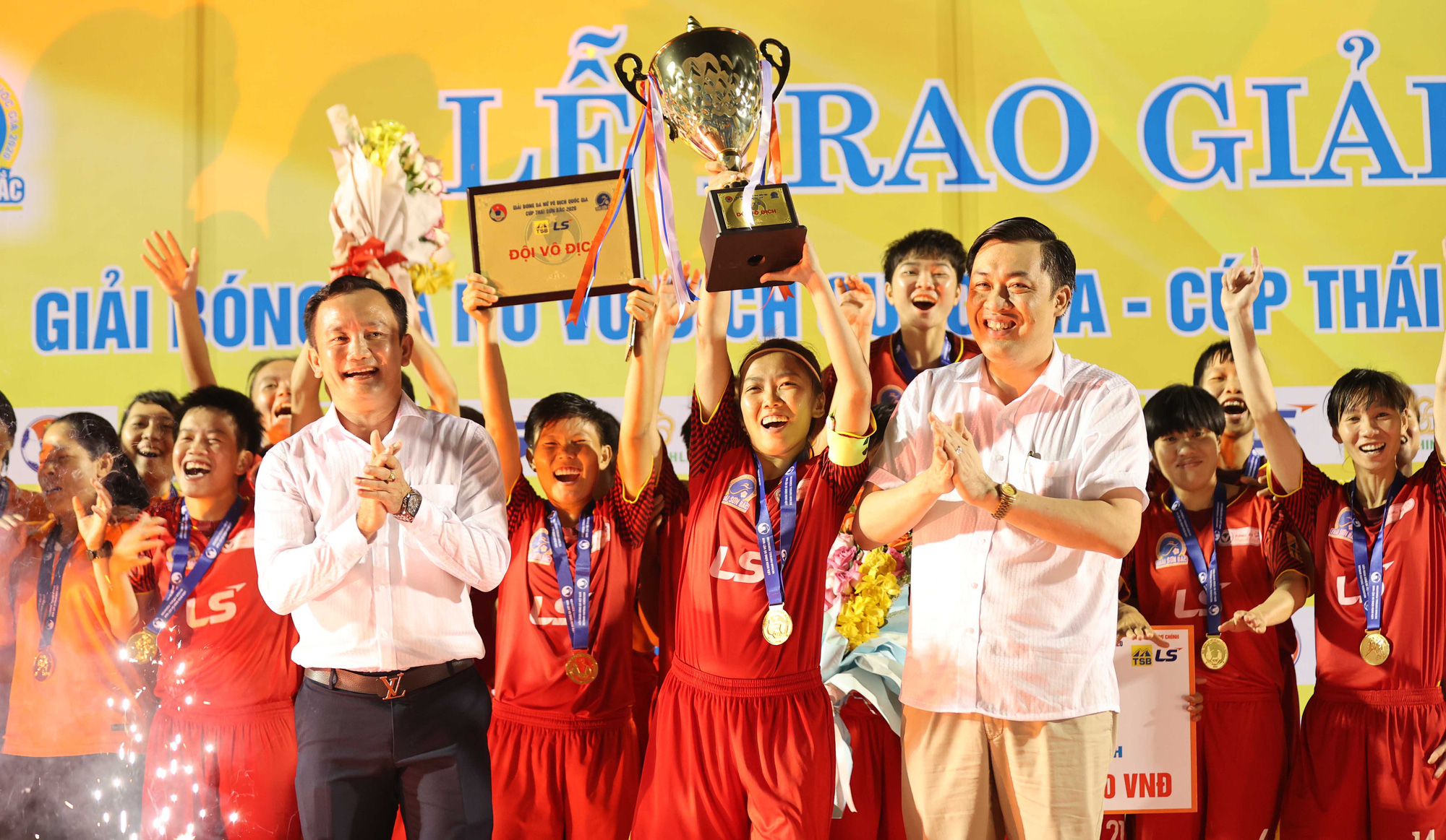 Khoảnh khắc đăng quang ngôi vô địch của đội nữ TP HCM 1 - Ảnh 6.