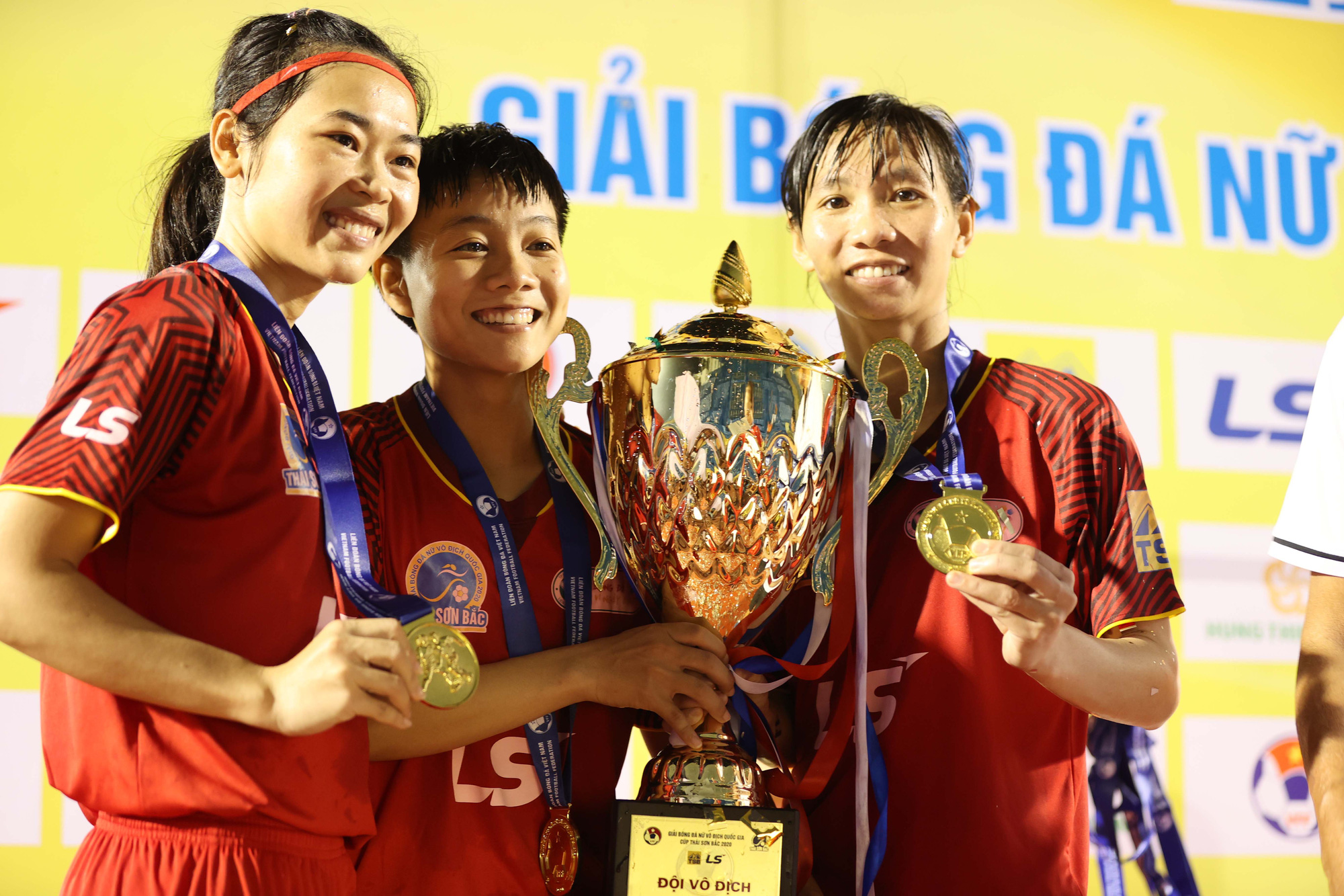 Khoảnh khắc đăng quang ngôi vô địch của đội nữ TP HCM 1 - Ảnh 5.