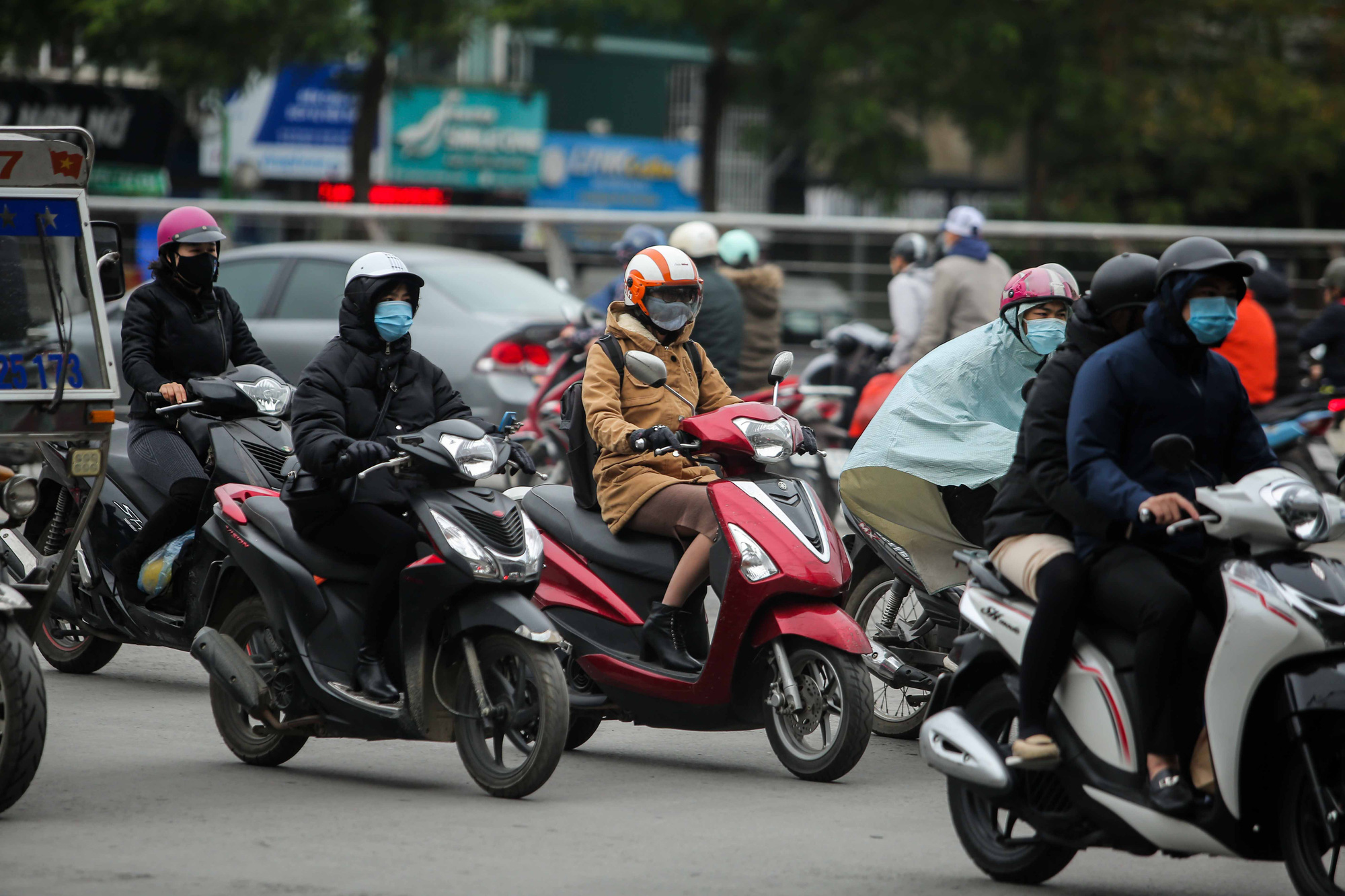 Hình ảnh người Hà Nội co ro trong cái rét của ngày đầu tuần  Môi trường   Vietnam VietnamPlus