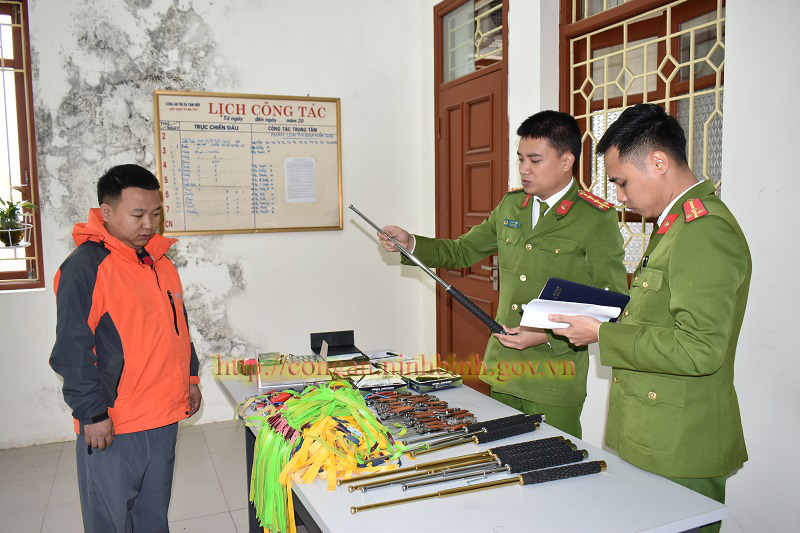 Arriving at the border gate to buy rudimentary weapons, sex toys to sell in the hometown, they were arrested - Photo 1.