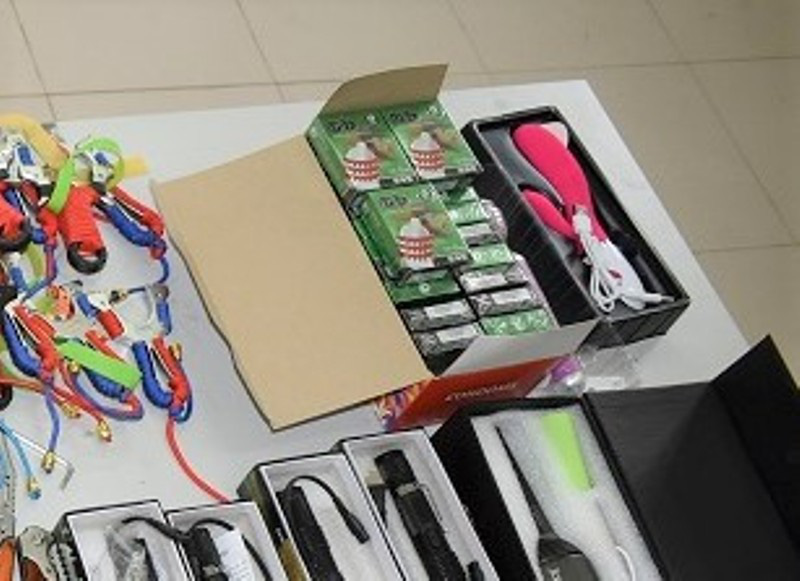 Arriving at the border gate to buy rudimentary weapons, sex toys to sell in the hometown, they were arrested - Photo 2.