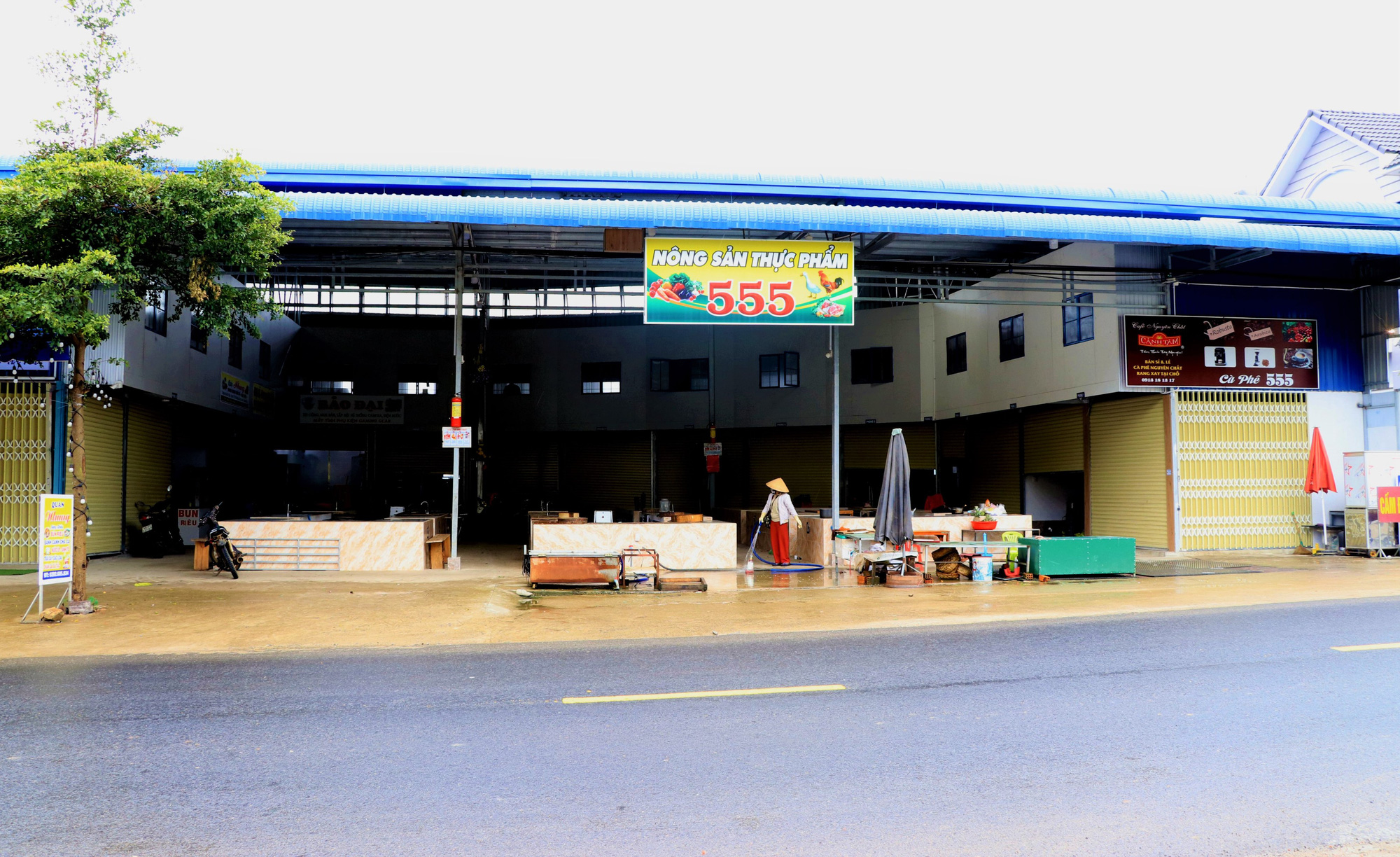 The woman blatantly invaded the highway corridor, building her personal market - Photo 1.