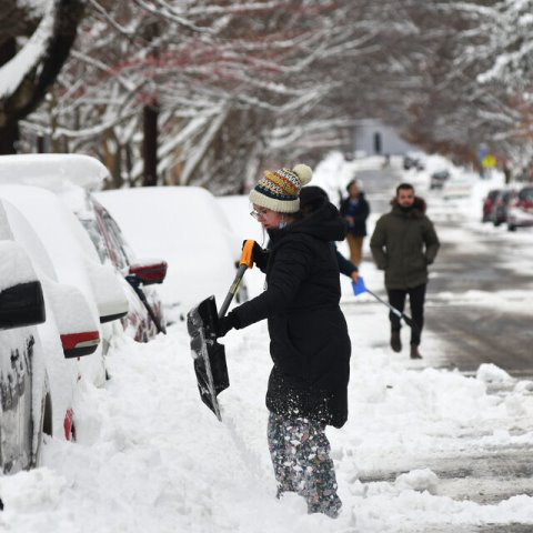 New York và bờ Đông của Mỹ bị tuyết dày cả mét vùi lấp - Ảnh 1.