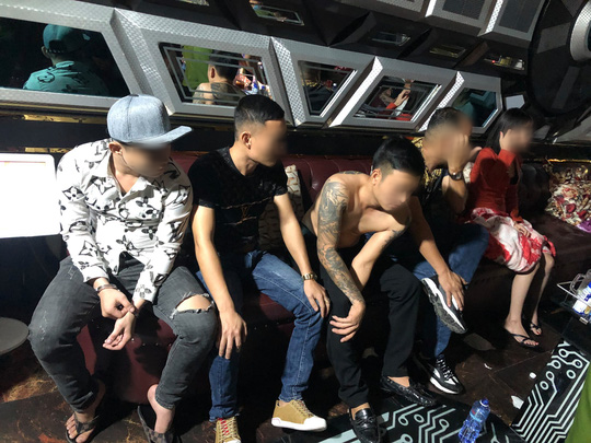 Phát hiện hàng chục người thác loạn tập thể trong karaoke ở quận Bình Tân - Ảnh 3.