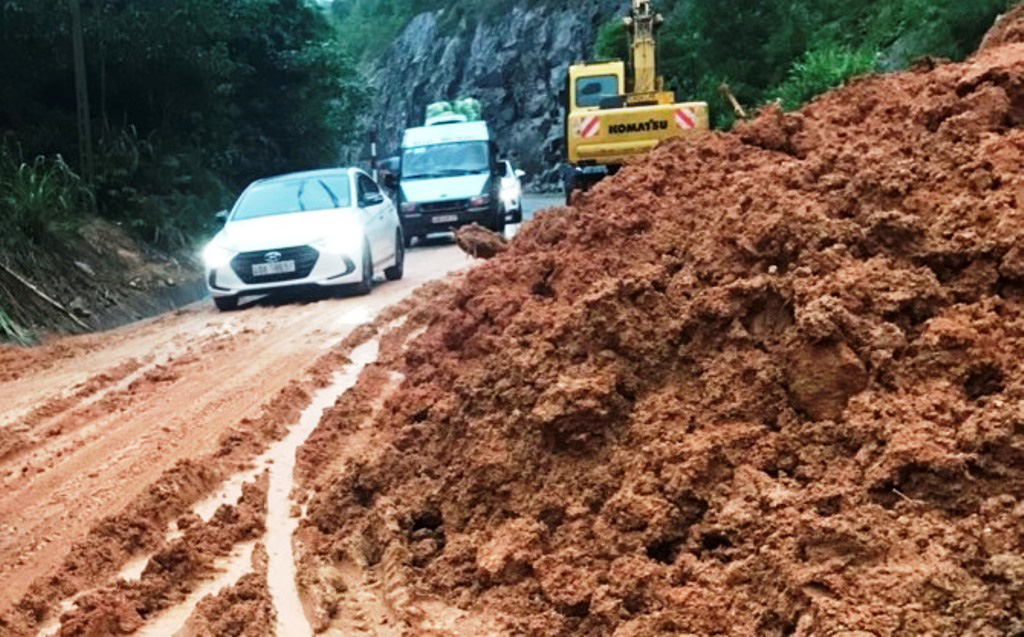 Continuous rain, landslide on the Nha Trang - Dalat road causing congestion - Photo 2.