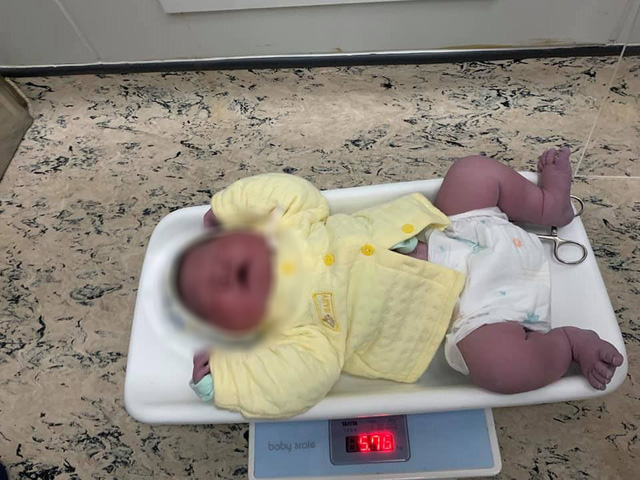 40-year-old woman gives birth to a newborn boy weighing almost 6 kg - Photo 2.