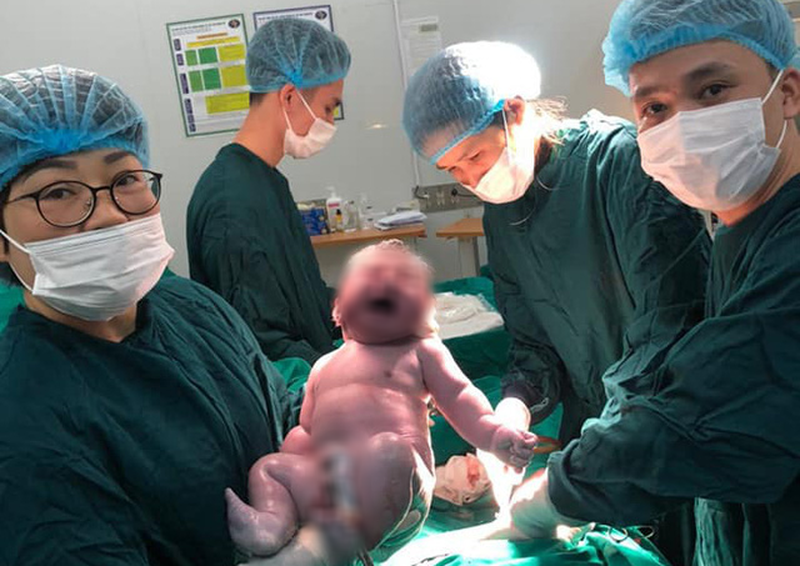 40-year-old woman gives birth to a newborn boy weighing almost 6 kg - Photo 1.