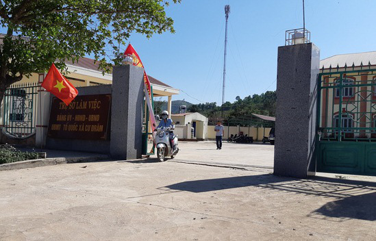 Đình chỉ 3 tháng chủ tịch xã bắt gỗ lậu về… biếu cán bộ - Ảnh 1. Đình chỉ 3 tháng chủ tịch xã bắt gỗ lậu về… biếu cán bộ - Ảnh 1.