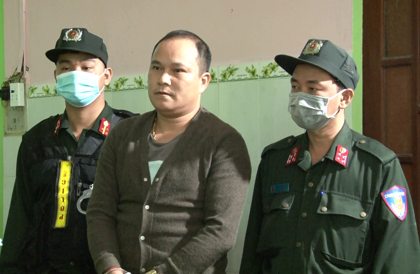 Arresting a person who attacked a garbage collector in Tam Ky, seized a hot warehouse - Photo 1.