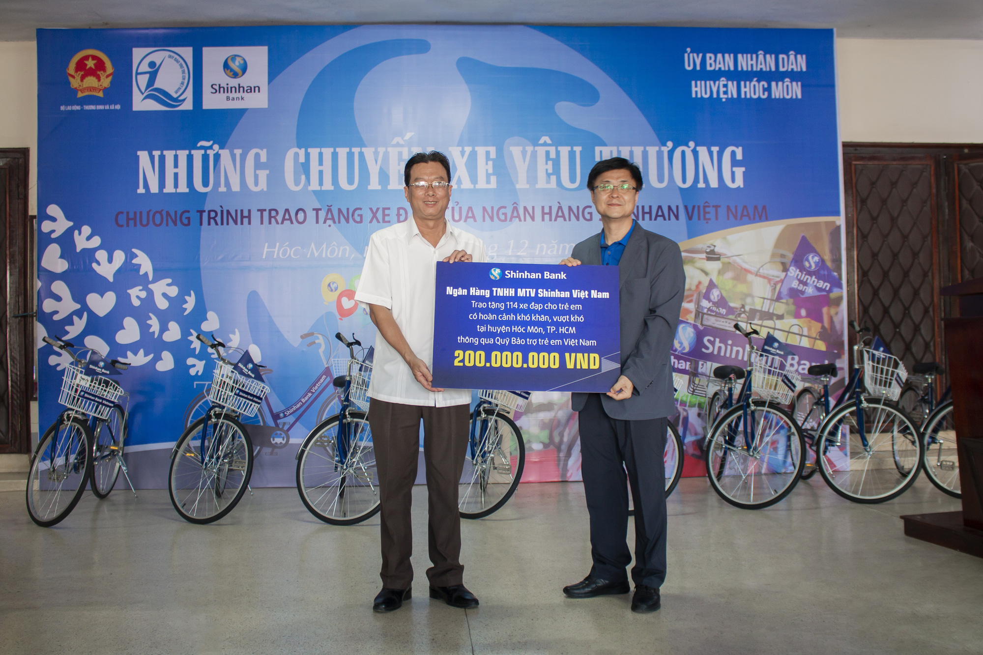 Ngân hàng Shinhan trao tặng xe đạp cho trẻ em nghèo huyện Hóc Môn, TP HCM