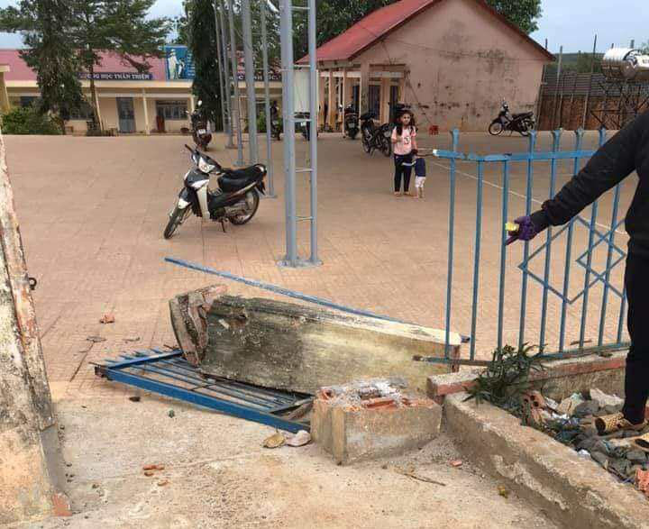 The president of the Provincial People's Committee vehemently directs on the collapse of the school gate to crush the students - Photo 1.