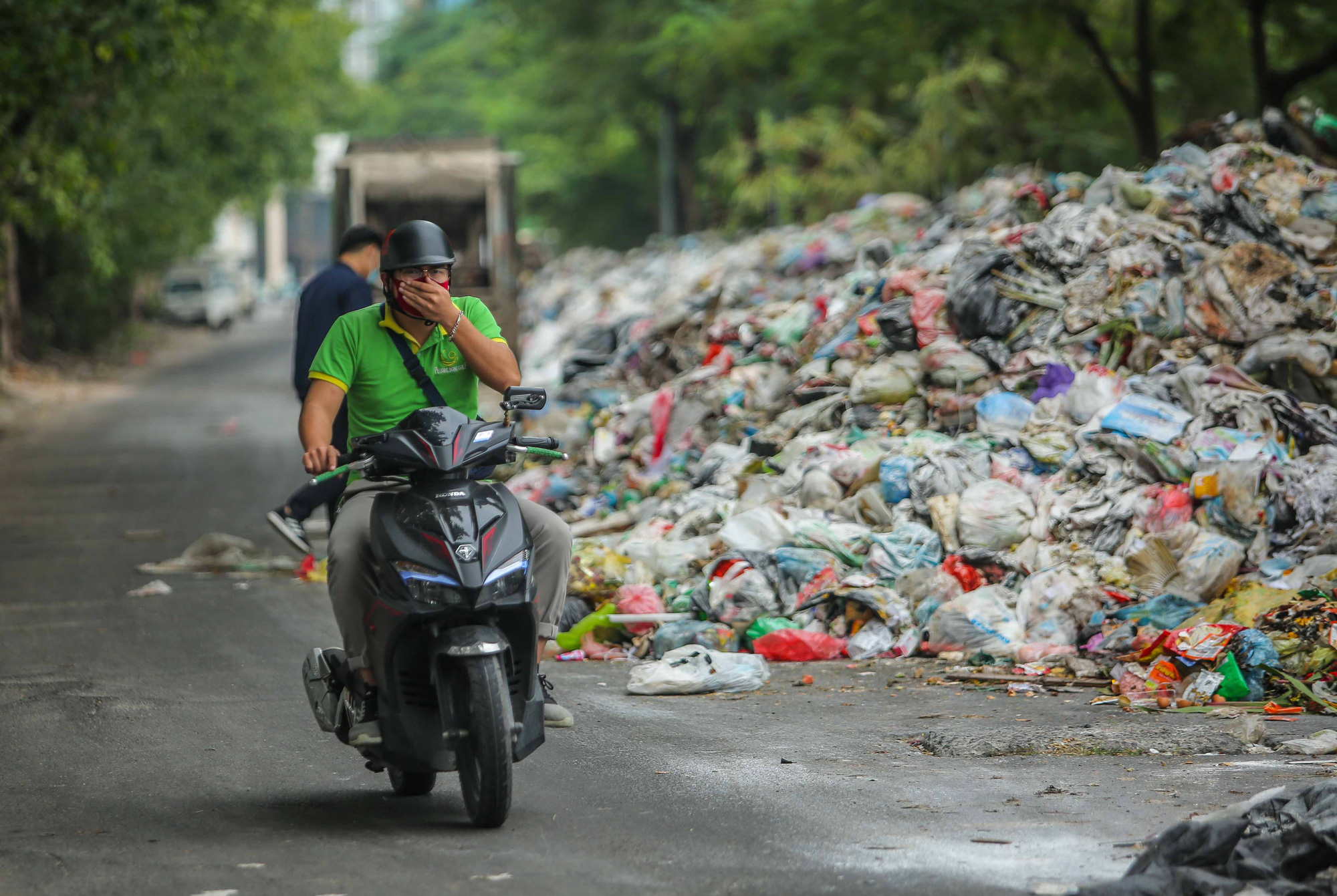 Hãy xem hình ảnh về rác thải để nhận thức rõ ràng hơn về tầm quan trọng của công tác xử lý chúng. Những hình ảnh này cũng sẽ giúp chúng ta biết được cách thức xử lý rác thải một cách hiệu quả và thiết thực nhất.