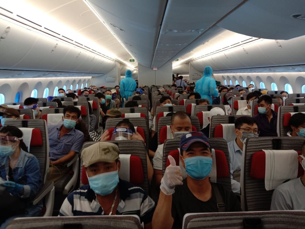 Gần 280 người Việt từ Ả Rập Saudi về nước trên máy bay Bamboo ...