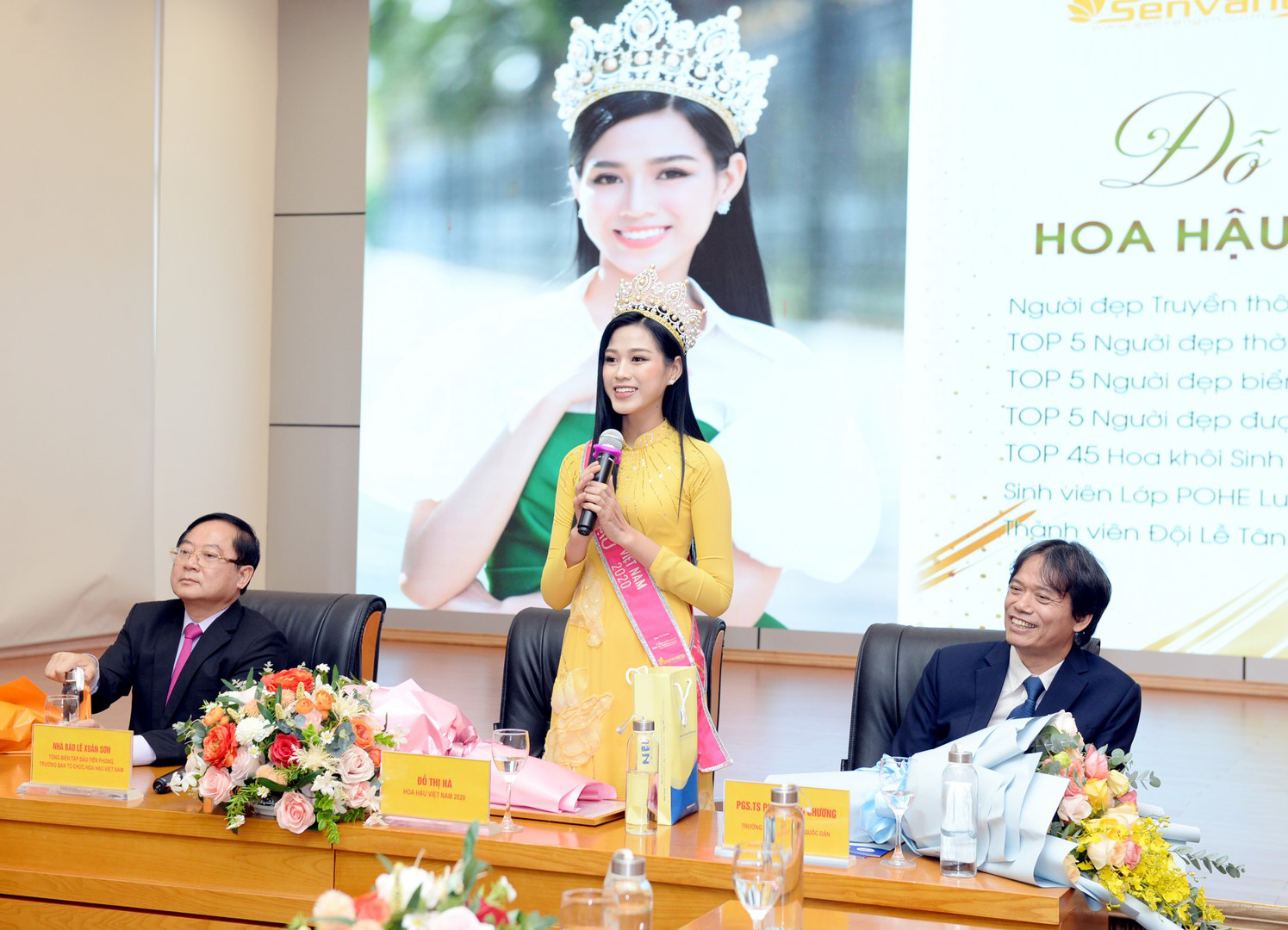 What did the rector of Hanoi National University of Economics say about the photo with the hands to inform the beauty queen?  - Photo 4.