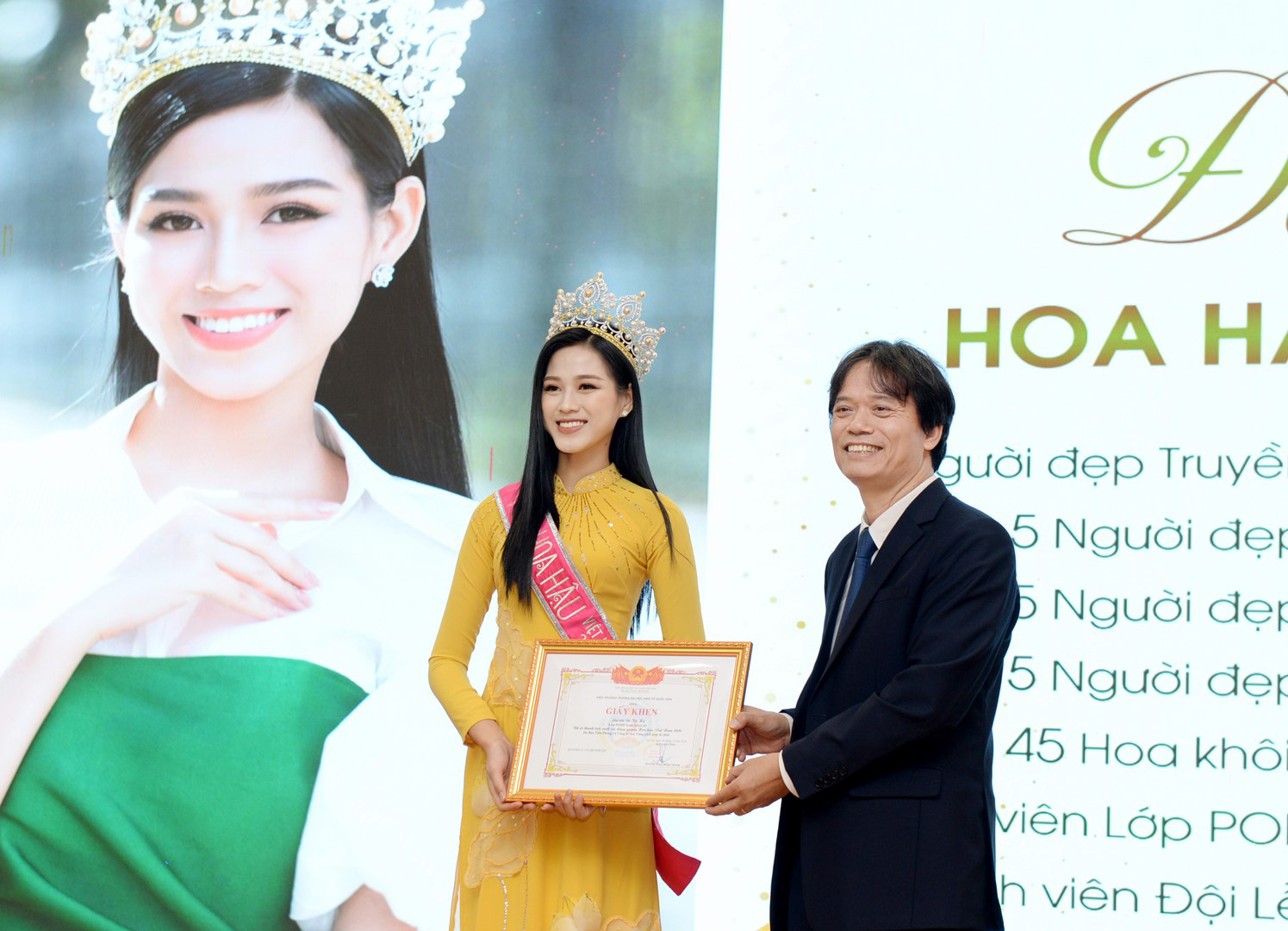 What did the rector of Hanoi National University of Economics say about the photo with the hands to inform the beauty queen?  Photo 3.