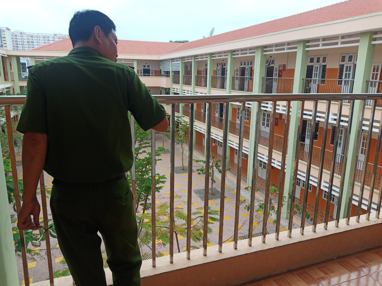 Jumping from the second floor of the school, the seventh grade girl was seriously injured - Photo 1.