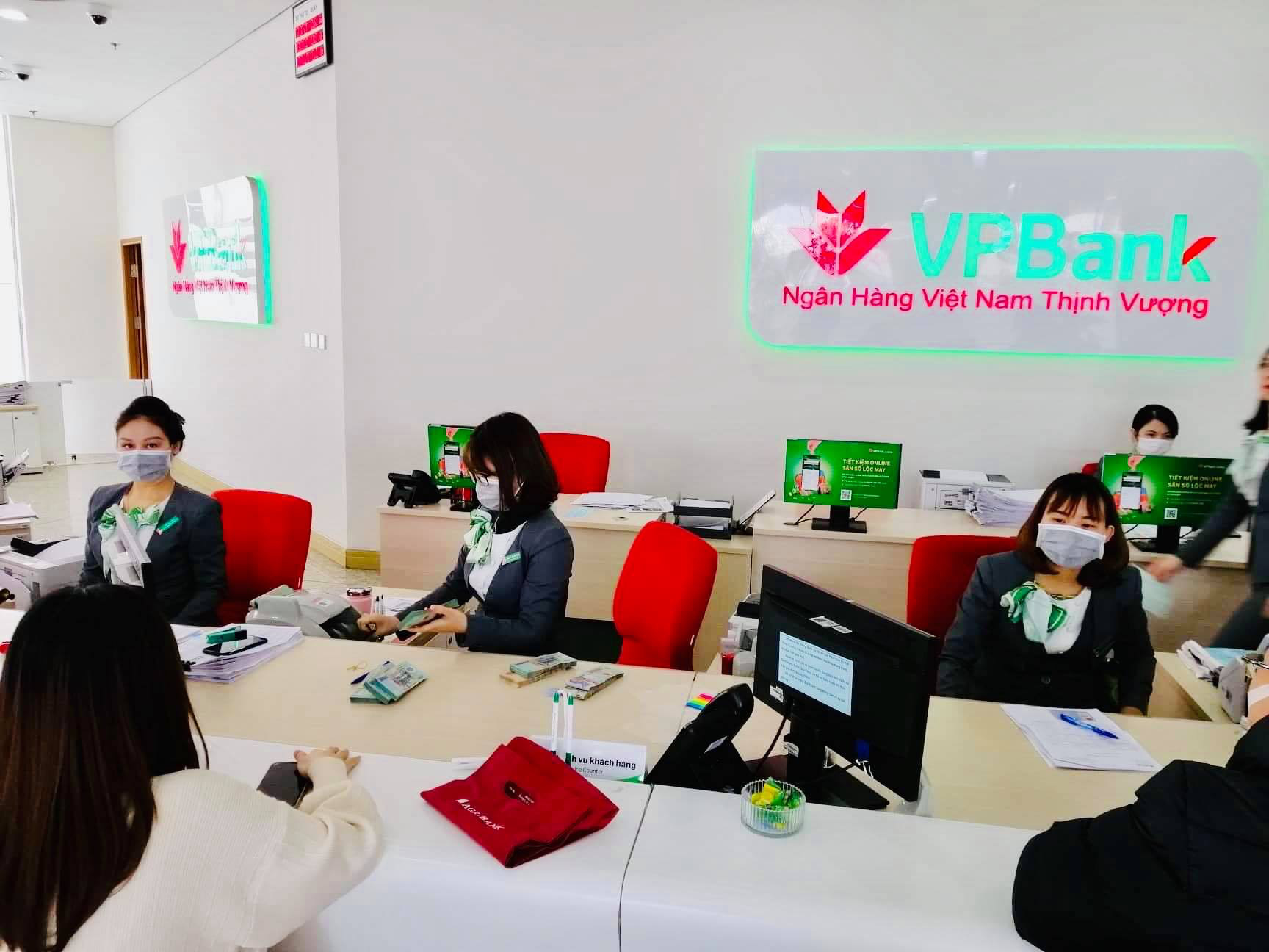 Phòng virus corona: Đến ngân hàng giao dịch có được đeo khẩu trang? - Báo Người lao động
