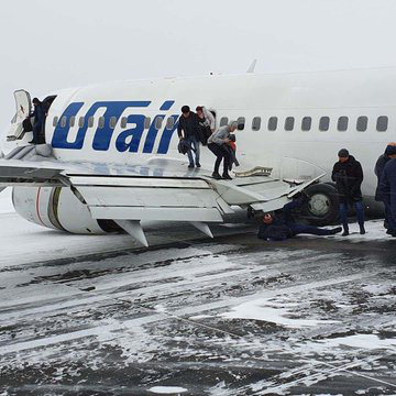 Càng bị lỗi, máy bay nằm sấp bụng trên cánh đồng tuyết ở Nga - Ảnh 2.