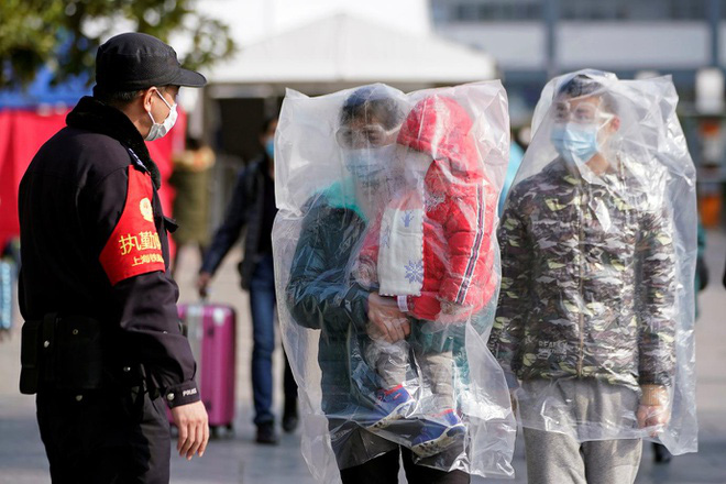 Trung Quốc cách chức, phạt hàng trăm quan chức giữa bùng phát virus corona - Ảnh 2. Trung Quốc cách chức, phạt hàng trăm quan chức giữa bùng phát virus corona - Ảnh 2.