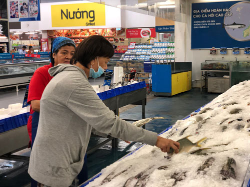 Sau Tết, hàng hóa vẫn dồi dào - Ảnh 1.