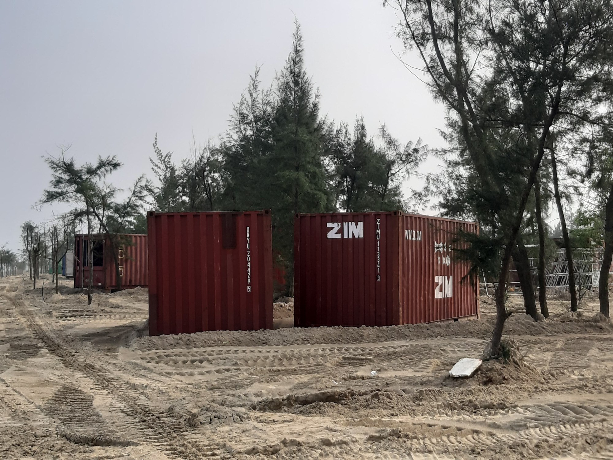 Nhà nghỉ container lấn rừng phòng hộ - Báo Người lao động
