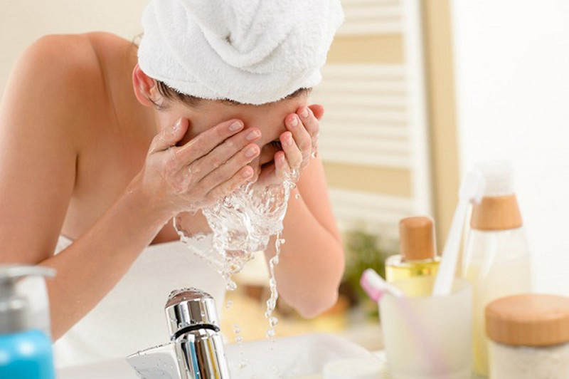 Mẹo chăm sóc da bằng nước muối sinh lý - Ảnh 4.
