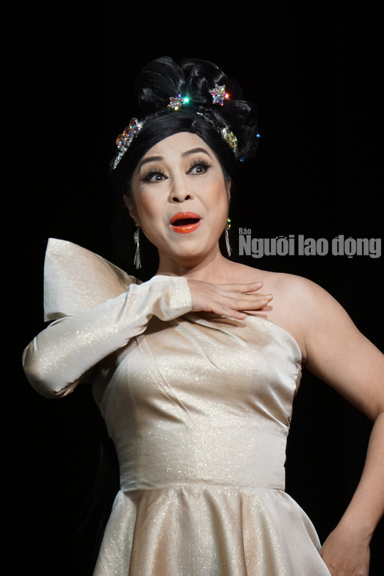 Khán giả đeo khẩu trang xem bà Tú Thành Lộc diễn - Ảnh 7.