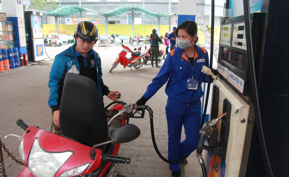 Thủ tướng: Không tăng sốc giá xăng, chưa tăng giá điện trong
năm 2020 - Ảnh 1. Thủ tướng: Không tăng sốc giá xăng, chưa
tăng giá điện trong năm 2020 - Ảnh 1.