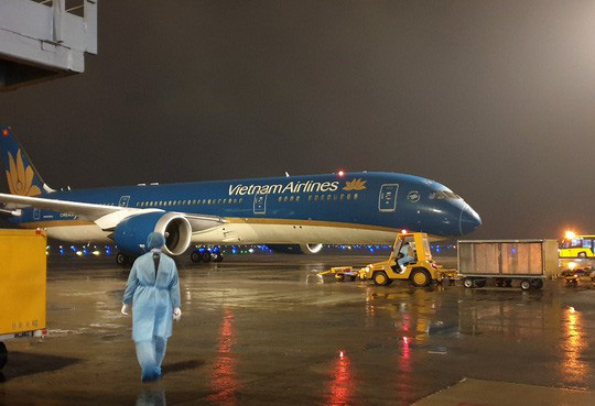 4 chuyến bay từ châu Âu hạ cánh tại sân bay Vân Đồn, Tân Sơn Nhất sáng nay 16-3 - Ảnh 2.