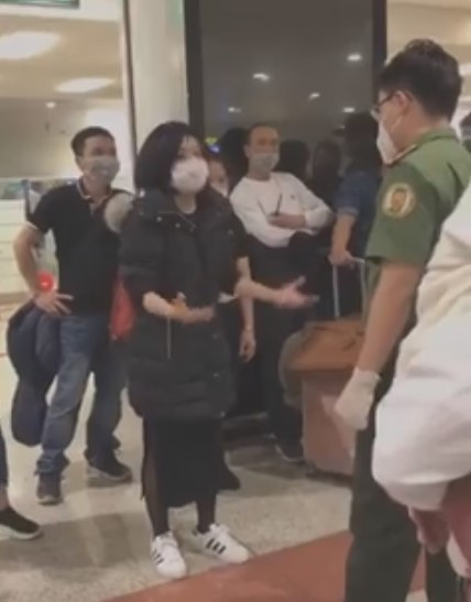 Người phụ nữ từ nước ngoài về lớn tiếng tại sân bay Nội Bài đòi tự cách ly - Ảnh 1.