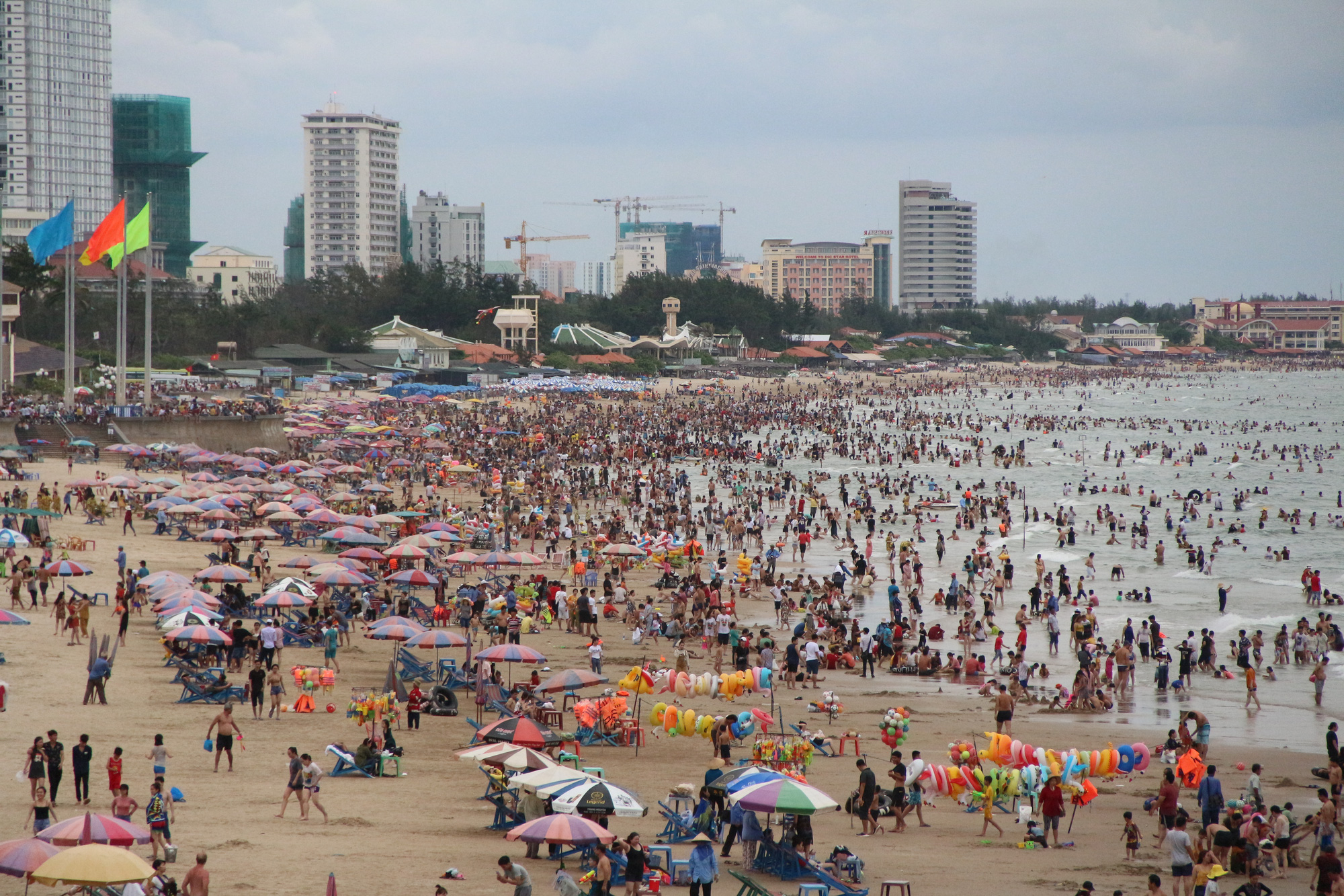 Bà Rịa-Vũng Tàu là một trong những điểm đến nổi tiếng của Việt Nam với những bãi biển đẹp như cổ tích, khí hậu ôn hòa và nhiều danh thắng nổi tiếng. Xem hình ảnh Bà Rịa-Vũng Tàu để cùng ngắm nhìn những cảnh đẹp không thể tả được.