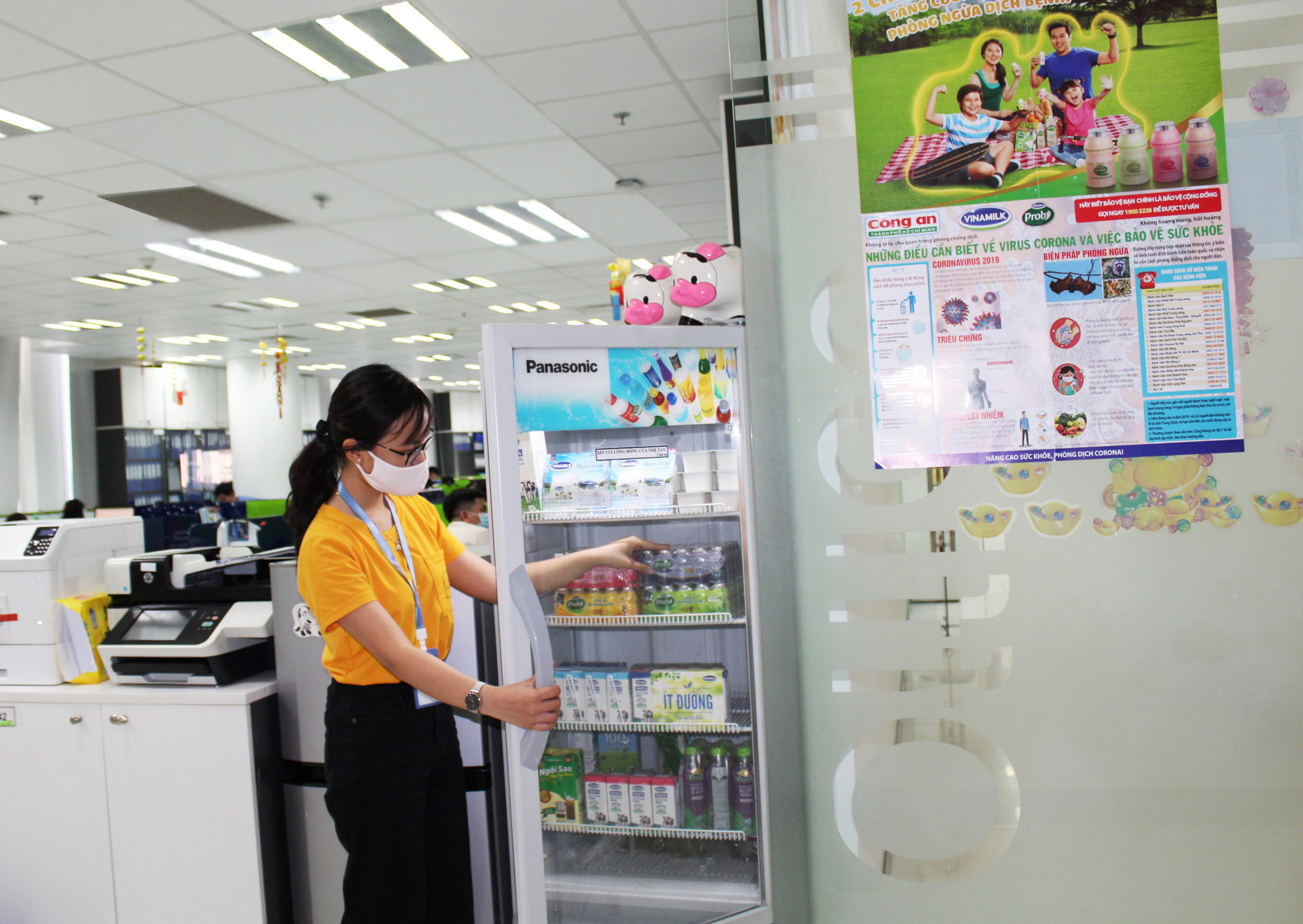 Doanh nghiệp nỗ lực bảo vệ sức khỏe người lao động trong mùa dịch Covid-19 - Ảnh 2. Doanh nghiệp nỗ lực bảo vệ sức khỏe người lao động trong mùa dịch Covid-19 - Ảnh 2.