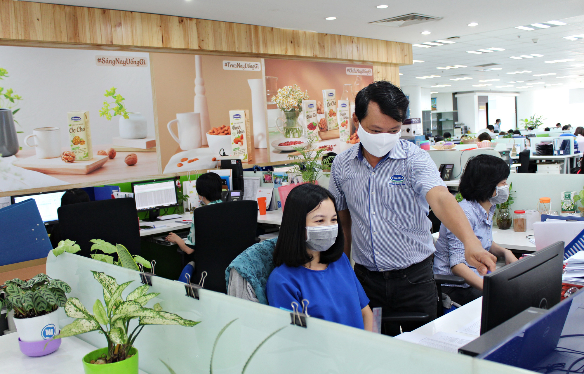 Doanh nghiệp nỗ lực bảo vệ sức khỏe người lao động trong mùa dịch Covid-19 - Ảnh 3. Doanh nghiệp nỗ lực bảo vệ sức khỏe người lao động trong mùa dịch Covid-19 - Ảnh 3.