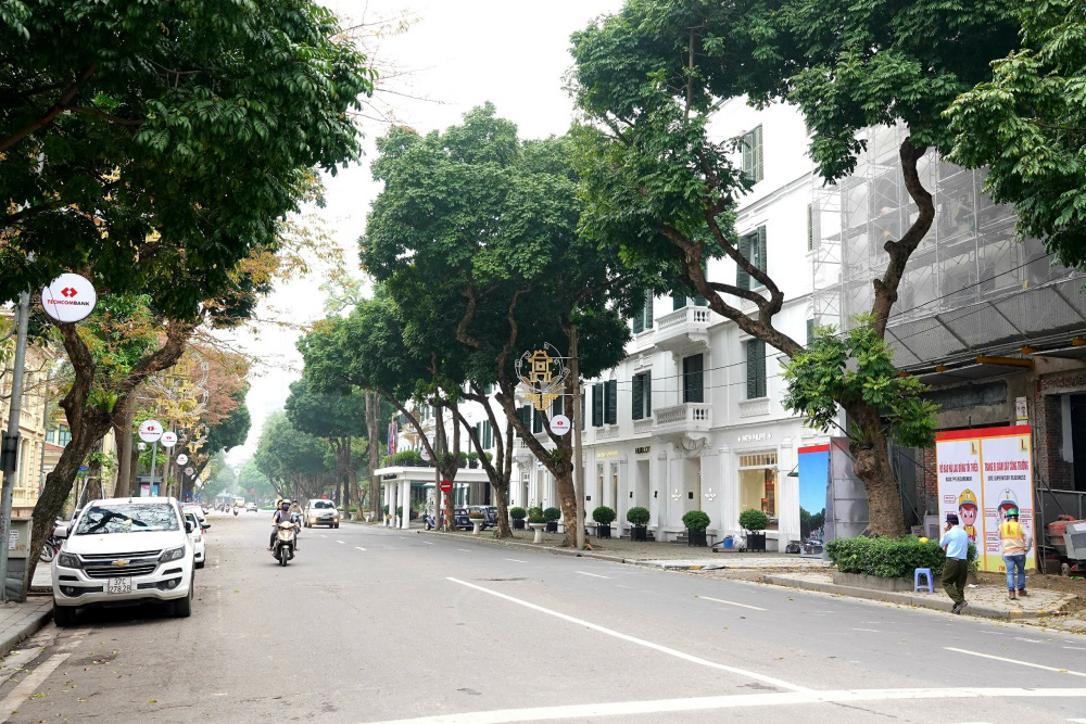 Đường phố Hà Nội là nơi tuyệt vời để khám phá văn hóa và lịch sử của thủ đô Việt Nam. Hãy đến với những ngã tư, con phố nhỏ, những cửa hàng bình dân và trải nghiệm không khí đông đúc của thành phố.