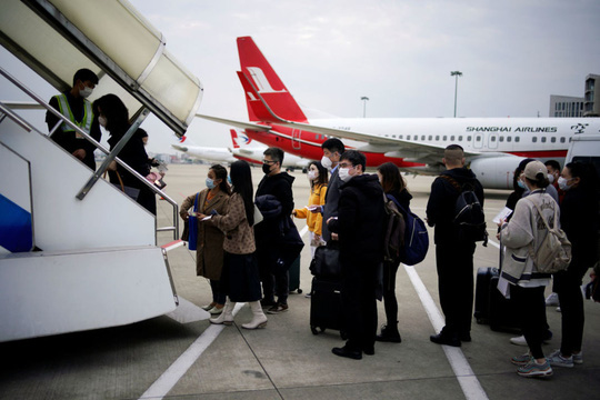 Sinh viên Trung Quốc chạy trốn virus khỏi Mỹ phải trả 20.000 USD / vé máy bay - Ảnh 1.