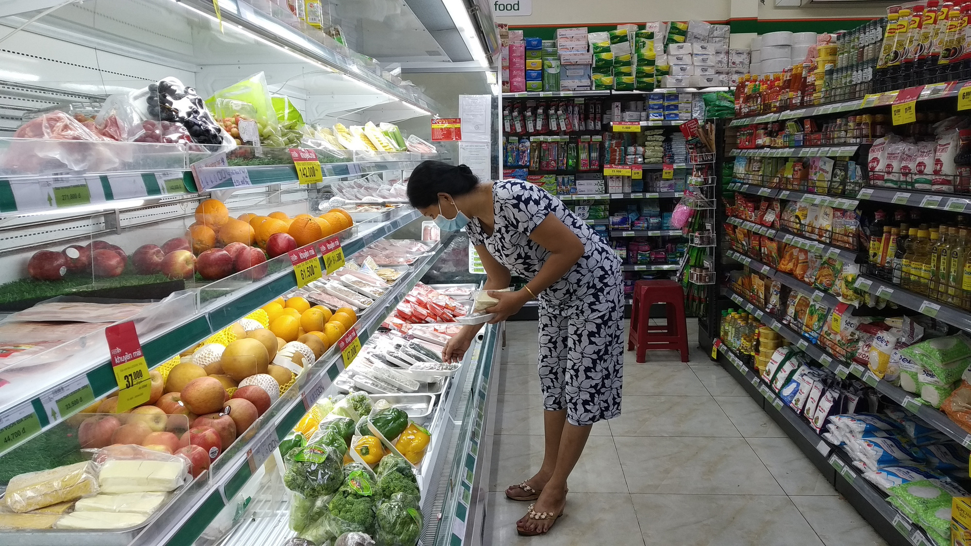 TP HCM: Chợ, siêu thị vắng hoe trong ngày đầu cách ly toàn xã hội - Ảnh 4.