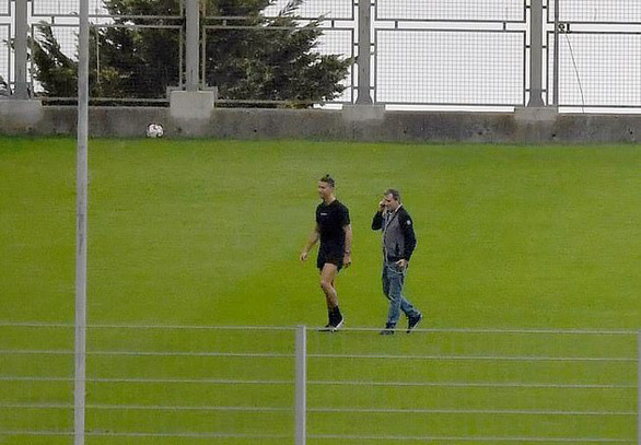 Lén lút tập luyện, Ronaldo bị chính quyền Bồ Đào Nha cảnh báo - Ảnh 2.