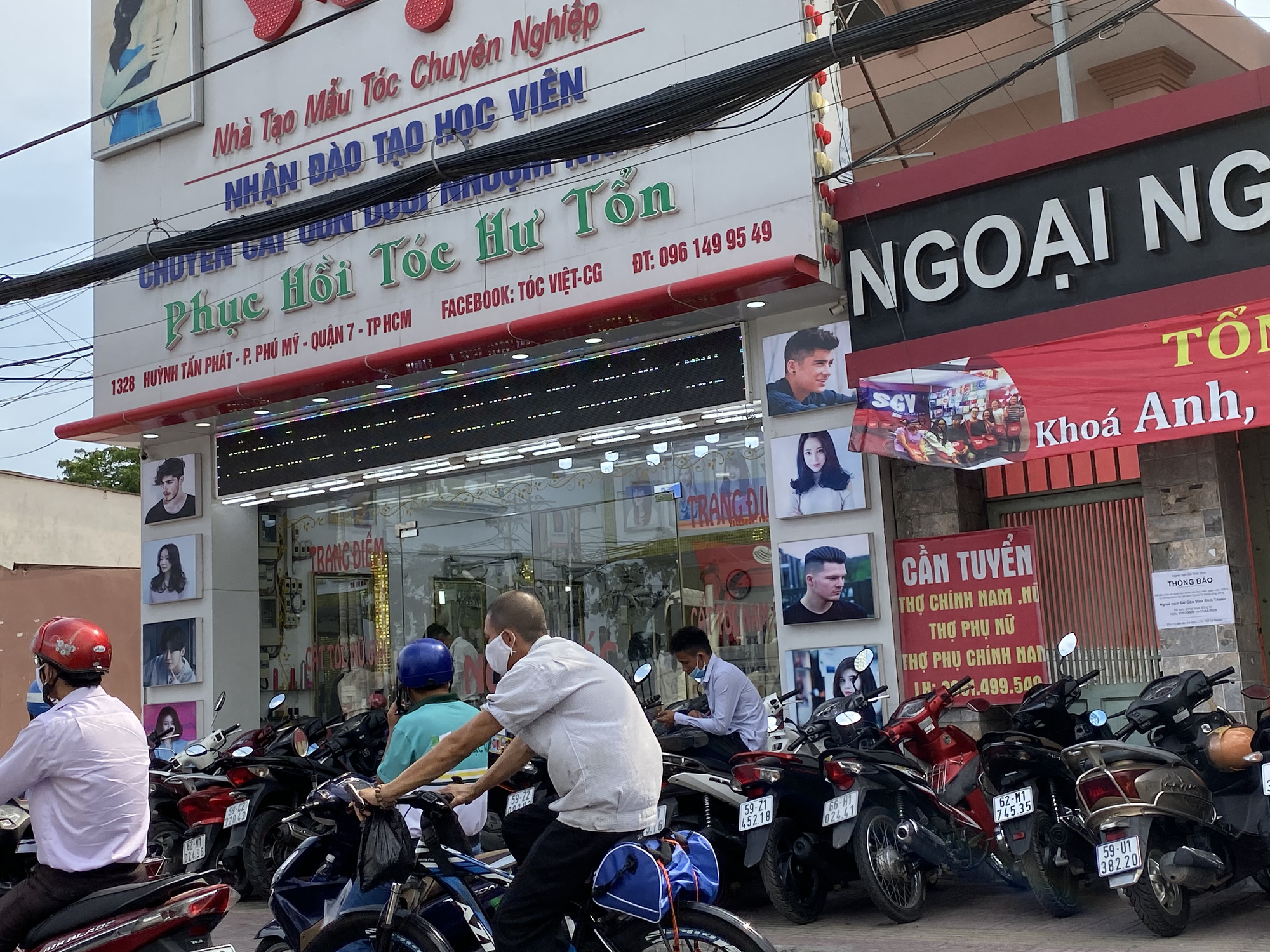 Tiệm cắt tóc vỉa hè Việt Nam lên báo Anh