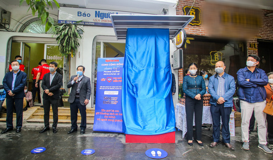 Báo Người Lao Động khai trương cây ATM thực phẩm miễn phí tại Hà Nội - Ảnh 1.