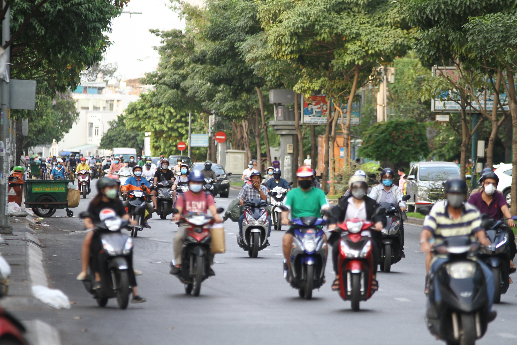 Đường phố TP HCM: Tại Thành phố Hồ Chí Minh, bạn sẽ tìm thấy những con đường phố náo nhiệt và đầy sắc màu. Từ quán ăn địa phương đến các cửa hàng thời trang, thị trường đêm và các trung tâm mua sắm, TP HCM là nơi tuyệt vời để trải nghiệm và khám phá.
